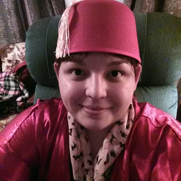 Hi! Thanks for checking out my closet 😊 - Picture 4 of 5